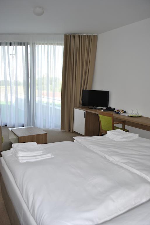 Hotel Golf Jezera Острожска Нова Весь Экстерьер фото